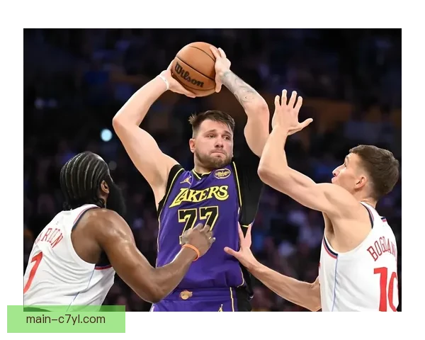 东契奇半场三双湖人客场大胜 东契奇半场三双湖人客场大胜